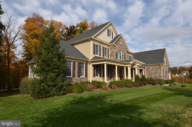 view of front of property featuring a front yard