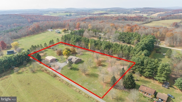 birds eye view of property featuring a rural view