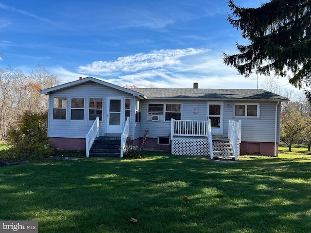 view of front facade with a front lawn