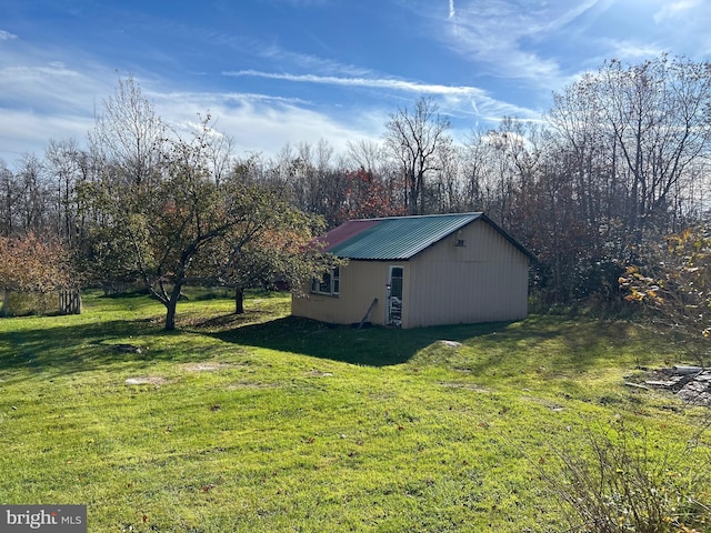 view of yard with an outbuilding