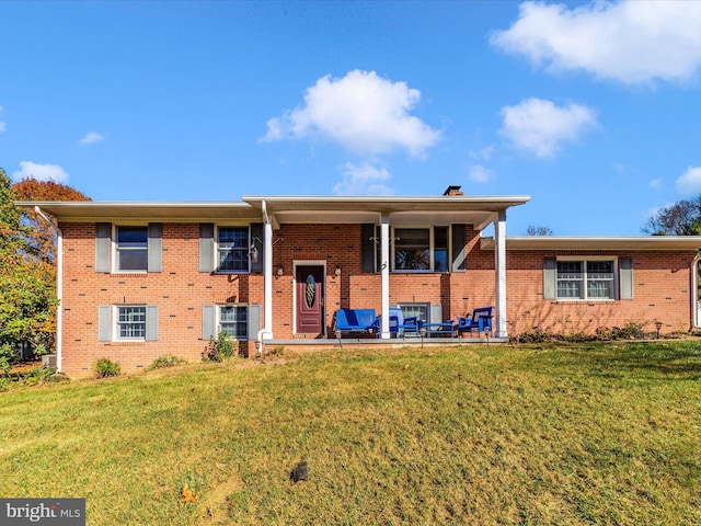 view of front of property featuring a patio and a front yard