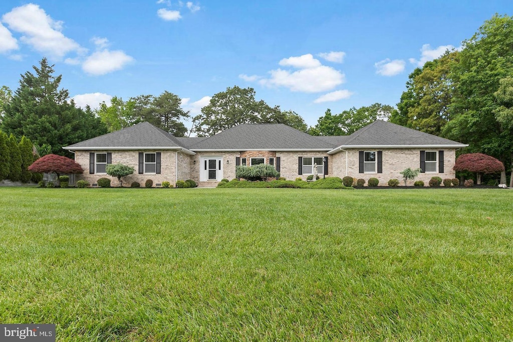 ranch-style home featuring a front lawn