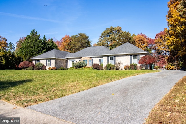 ranch-style home featuring a front lawn