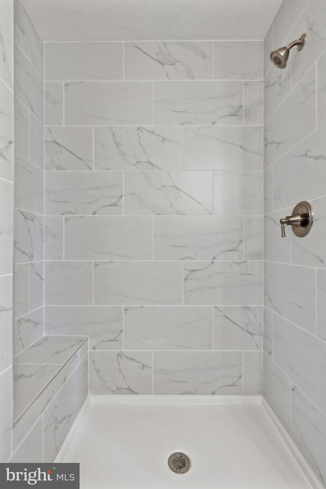 full bath with tiled shower