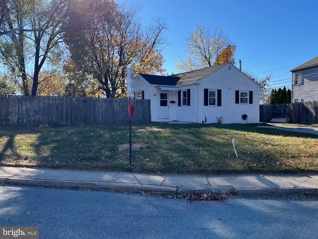 view of front of home featuring a front yard