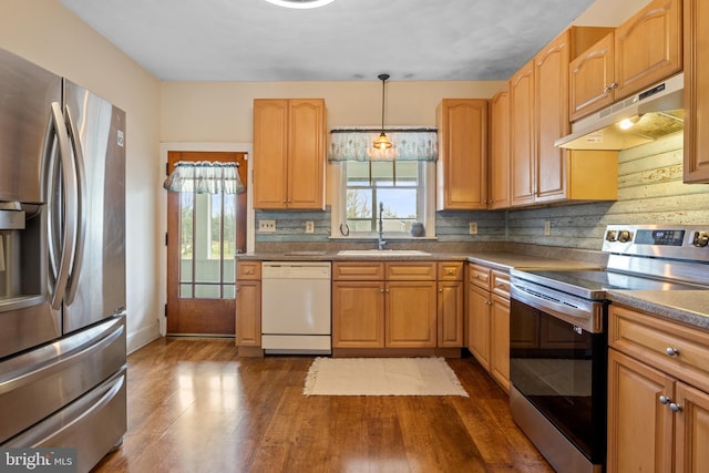 kitchen with sink, hanging light fixtures, tasteful backsplash, dark hardwood / wood-style flooring, and stainless steel appliances