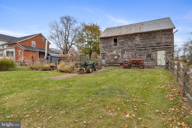 view of yard with an outbuilding