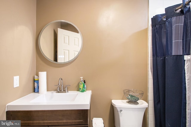 bathroom with a shower with curtain, vanity, and toilet