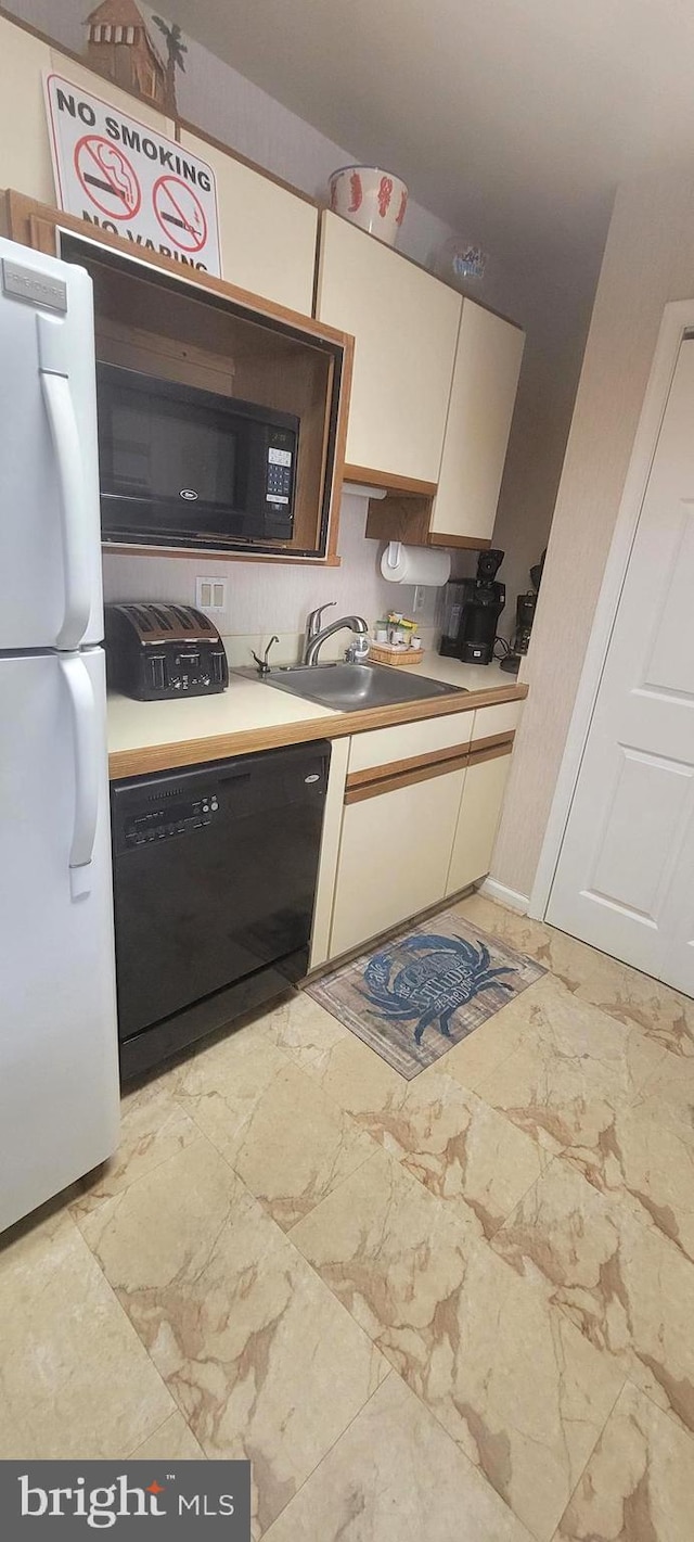 kitchen with sink, tasteful backsplash, and black appliances