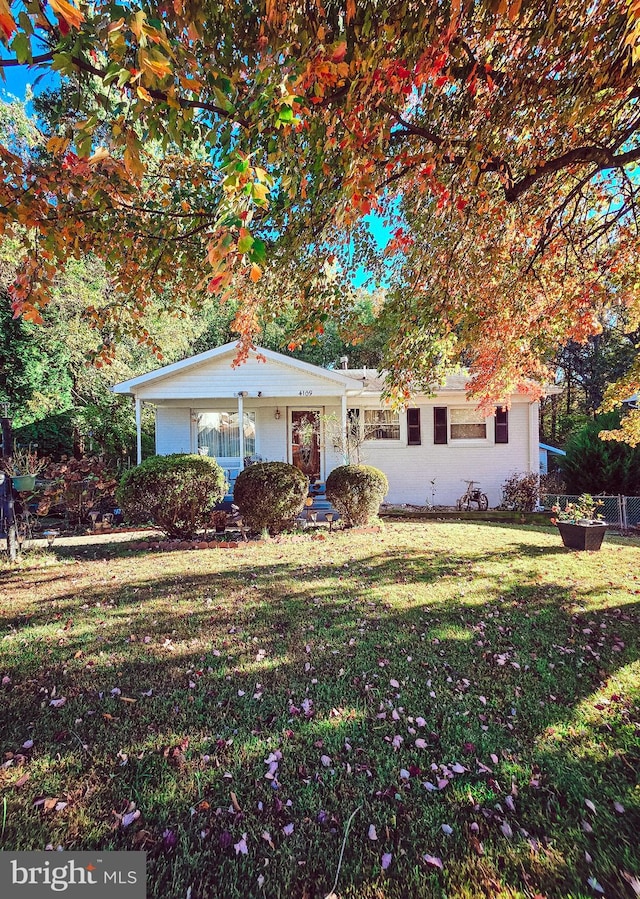 view of front of property featuring a front lawn