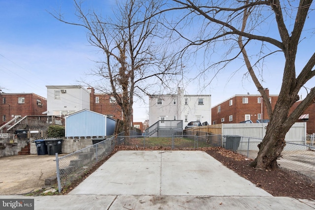 view of yard featuring a storage shed