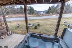 view of yard with a hot tub