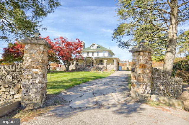 view of front of property featuring a front yard