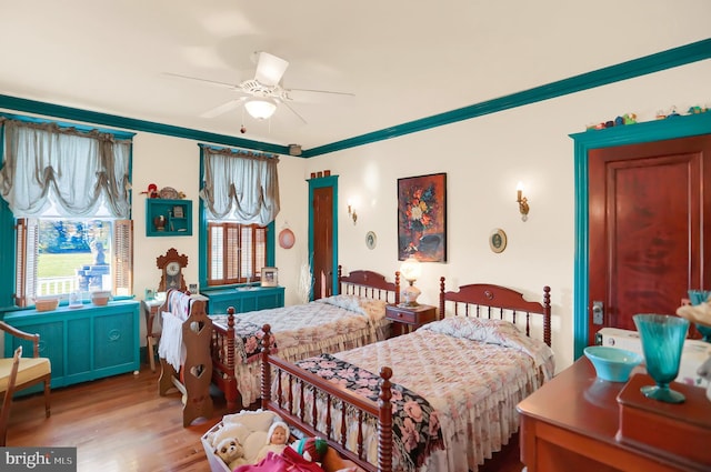 bedroom featuring a ceiling fan, crown molding, and light wood finished floors