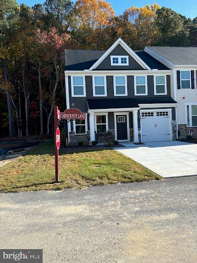 view of front of home featuring a front yard and a garage