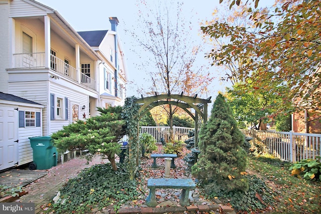 view of yard with a balcony