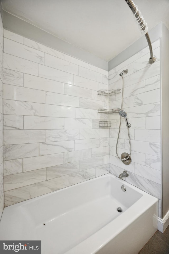 bathroom with tiled shower / bath combo