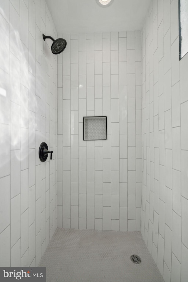 bathroom featuring tiled shower