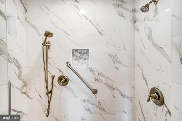 room details featuring a tile shower