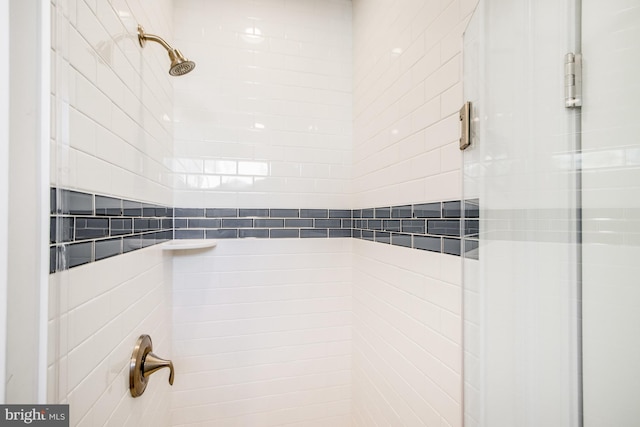 room details featuring a tile shower