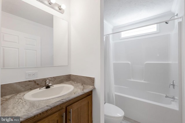 1362 Connecticut Ave, Hagerstown, MD 21740 - full bathroom featuring crown molding, shower / bath combo, vanity, and toilet
