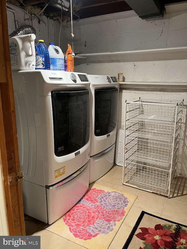 laundry area featuring washer and clothes dryer and light tile patterned floors