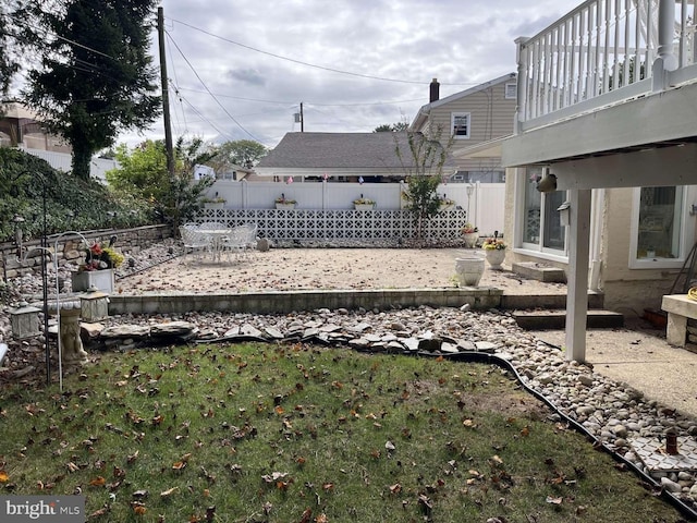 view of yard featuring a patio area