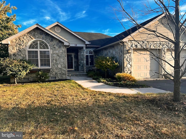 view of front of home featuring a front lawn and a garage