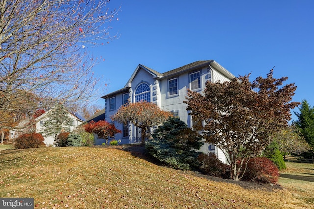 view of front facade featuring a front yard