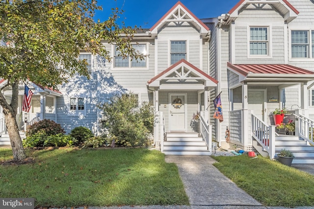 view of front of property featuring a front lawn and covered porch