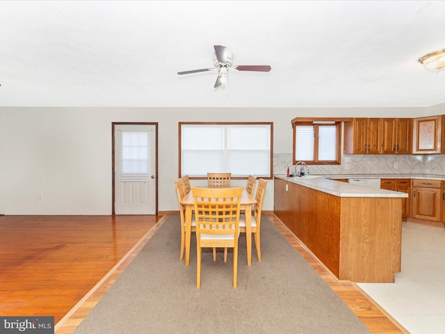 dining room featuring light hardwood / wood-style floors, sink, and ceiling fan