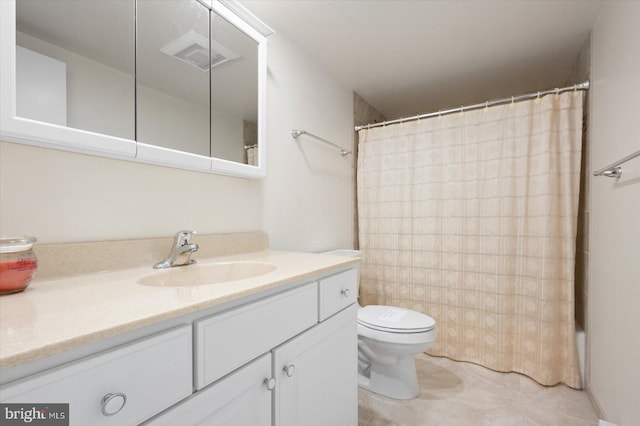 bathroom with vanity, curtained shower, and toilet