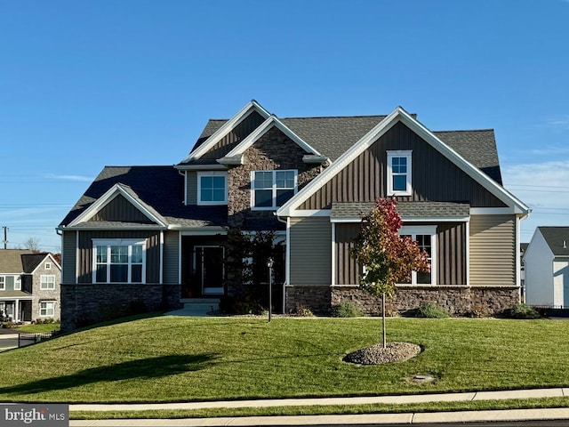 craftsman-style house featuring a front yard