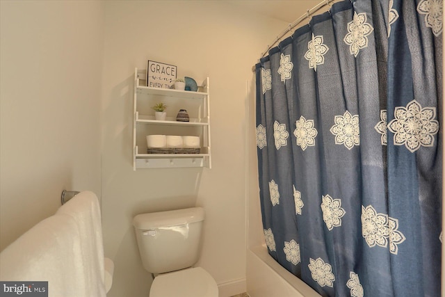 bathroom featuring toilet and shower / bath combo with shower curtain