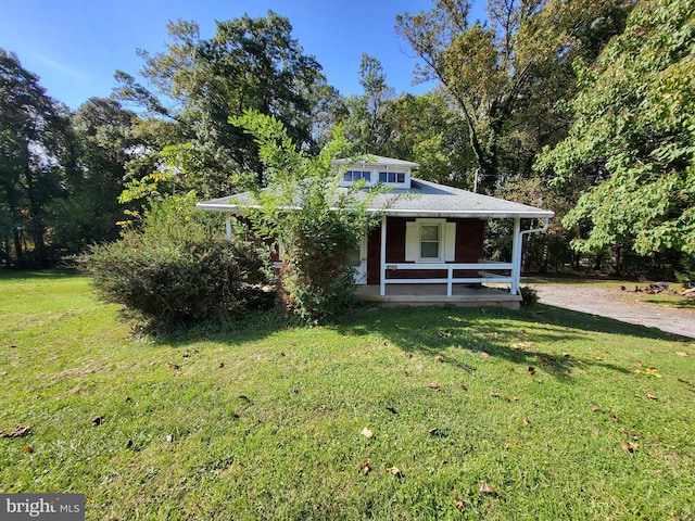 view of front facade featuring a front lawn and a porch