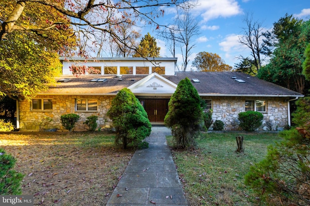 view of front of property featuring a front yard