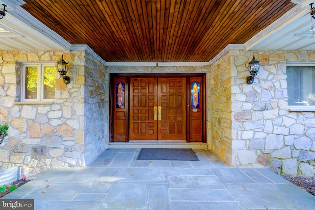 property entrance featuring ceiling fan