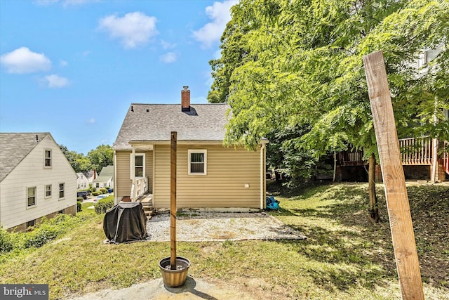 rear view of house featuring a lawn