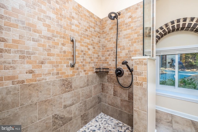 bathroom featuring a tile shower