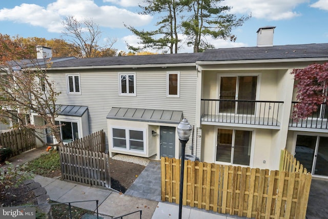 townhome / multi-family property featuring a balcony