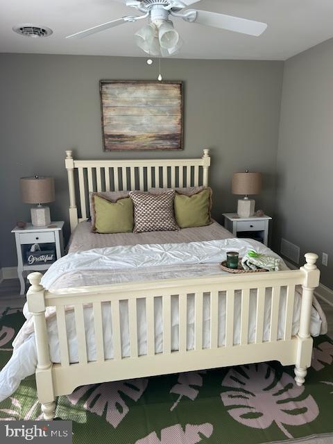 bedroom with ceiling fan