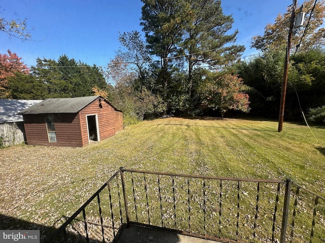 view of yard with an outbuilding