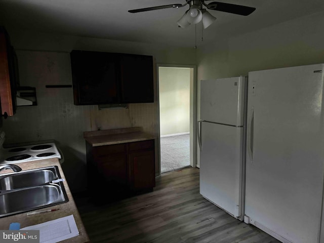 kitchen with white appliances, light hardwood / wood-style flooring, sink, and ceiling fan