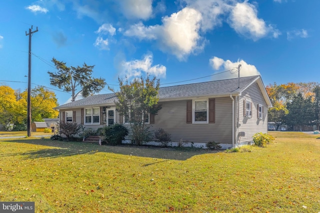 single story home with a front lawn