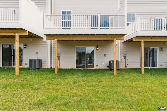 back of house featuring a yard