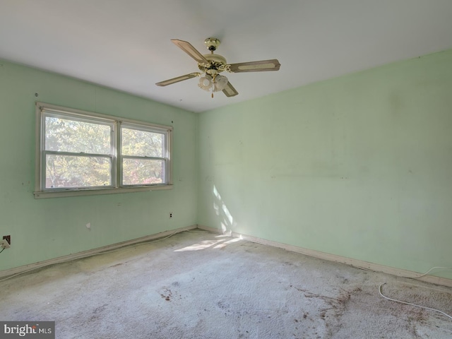 unfurnished room with carpet flooring and ceiling fan