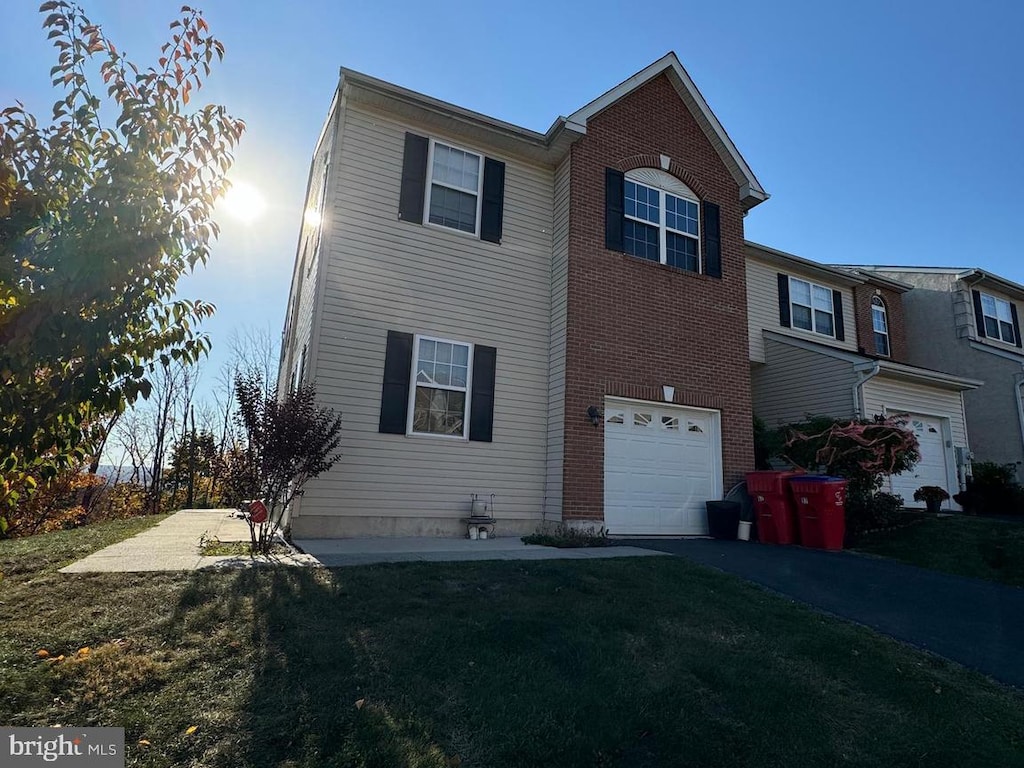 view of front facade featuring a front yard and a garage