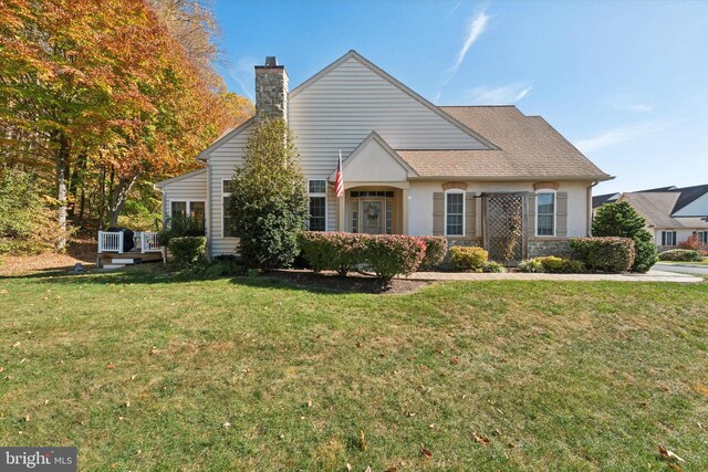 view of front of home featuring a front lawn