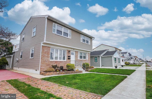 view of front facade featuring a front lawn