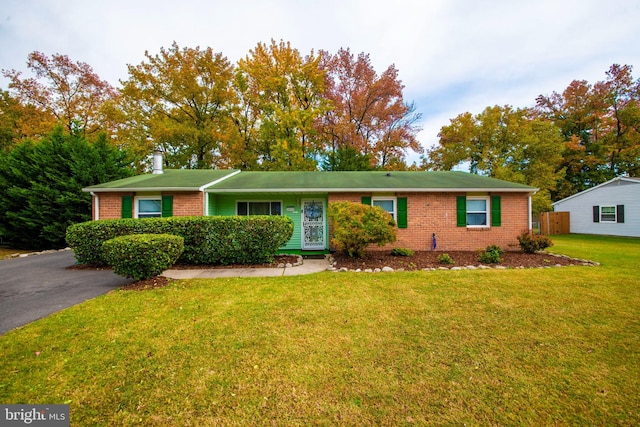 single story home with a front lawn